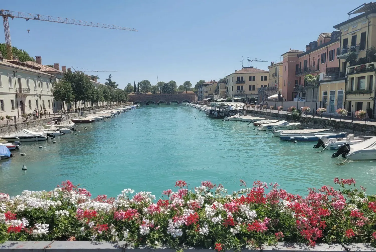 In Peschiera del Garda merken die Touristen wenig von der Wasserknappheit: Der Pegel des Gardasees und der Kanäle ist zwar bedenklich tief, zu sehen ist das allerdings kaum.