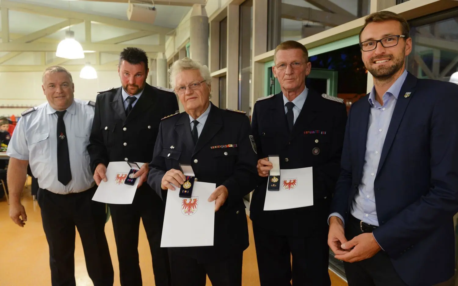 Ausgezeichnet: Panketals Feuerwehrchef Thomas Bielicke (l.) ehrte auf Jahreshauptversammlung für treue Dienste Dirk Rudnick (30 Jahre), Dirk Schmieglitz (50 Jahre) und Norbert Kriebel (60 Jahre, v.l.n.r.). Auch Bürgermeister Maximilian Wonke (r.) gratulierte.