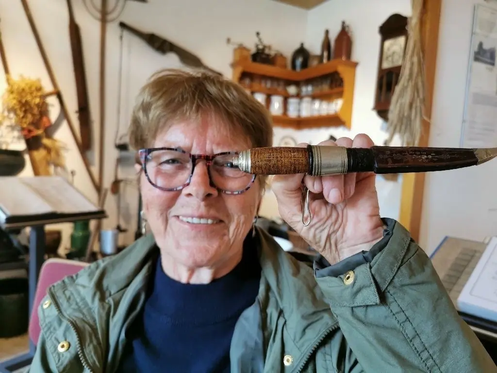 Freude über das Erinnerungsstück: Gudrun Hänschen zeigt in der Heimatstube Schernsdorf das Jagdmesser des Schlaubetaler Försters Wilhelm Reuter.