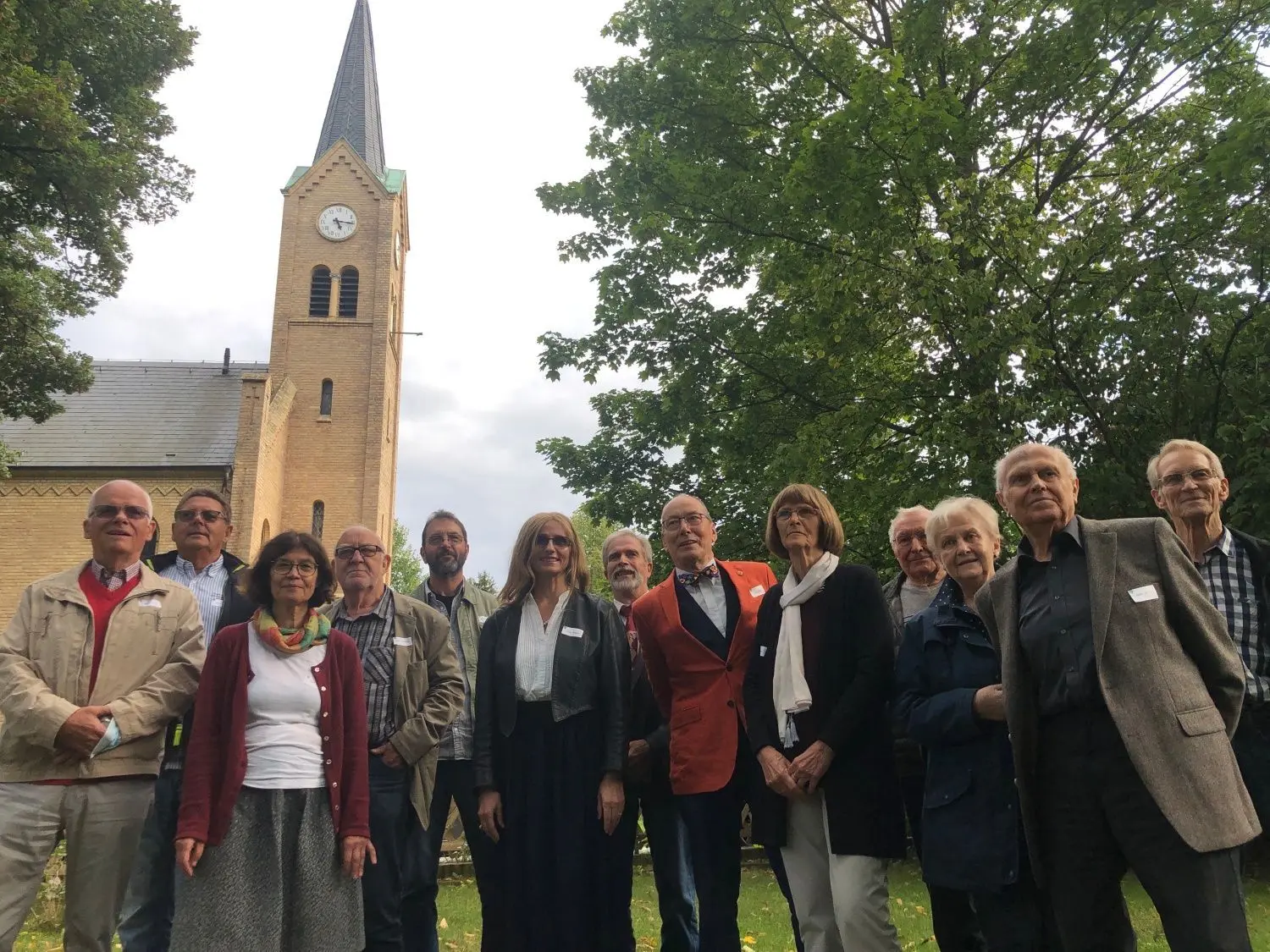Vor der Glienicker Kirche stellten sich die Mitglieder des Konziliaren Gesprächskreis für das Erinnerungsfoto auf. Die Glienicker Oppositionsgruppe wurde für ihr Engagement in den Jahren 1989 und 1990 und darüber hinaus geehrt.