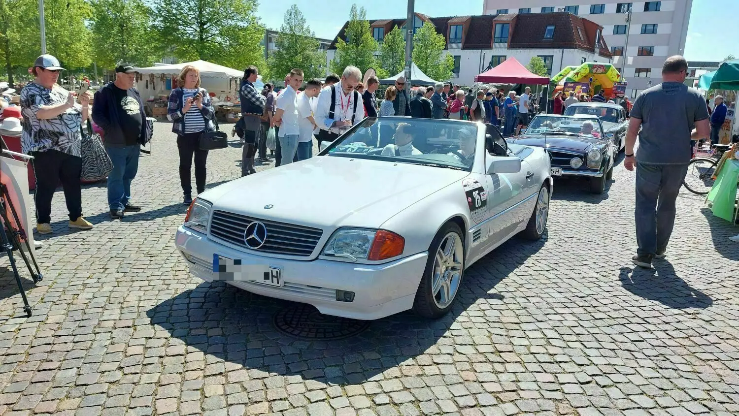 Kaum zu glauben dass dieser Mercedes SL der Baureihe 129 schon über 30 Jahre alt ist. Auch heute wirkt er noch modern.