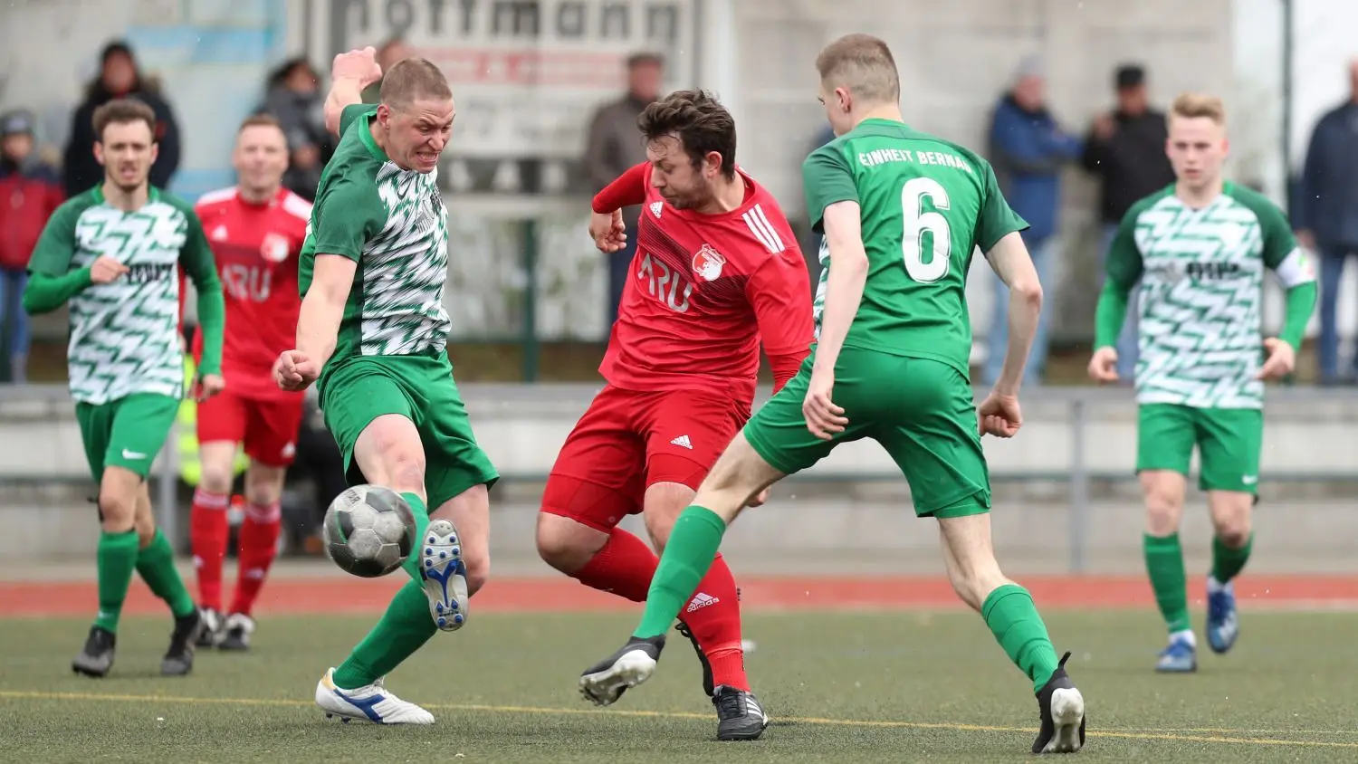 Am 22. Spieltag trennen sich die  TSG Einheit Bernau und Frankonia Wernsdorf 1:1. Julian Graf (links/Bernau) und Patrick Jahn duellieren sich um den Ball.