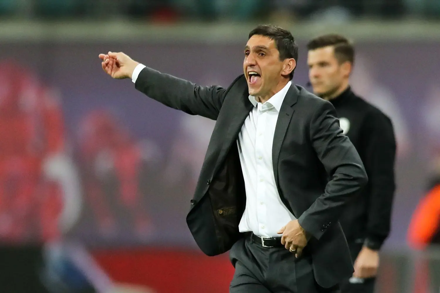 Bundesliga, 5. Spieltag 2018: RB Leipzig - VfB Stuttgart. Stuttgarts Trainer Tayfun Korkut kommentiert das Spiel von der Seitenlinie aus. Nun übernimmt er für Pal Dardai bei Hertha BSC Berlin. (Archivbild)
