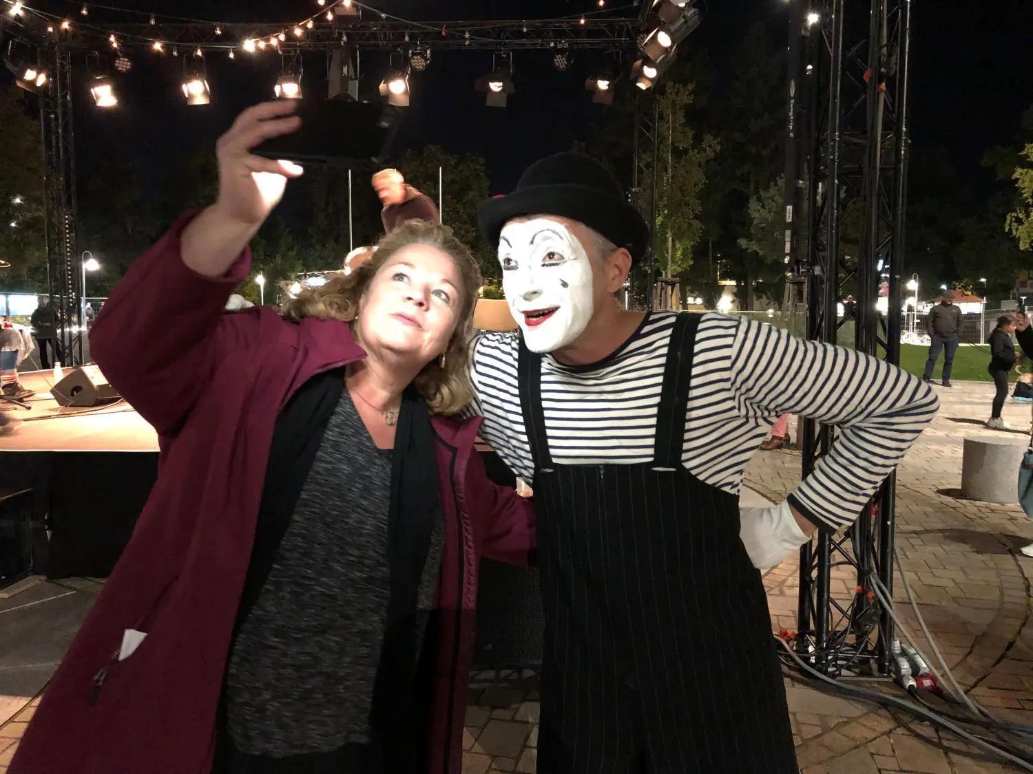 Noch schnell ein Selfie unter Mitwirkenden: Moderatorin Ariane Fäscher und Pantomime Michael Muske gehörten zu den festen Größen der gesamten Veranstaltung.