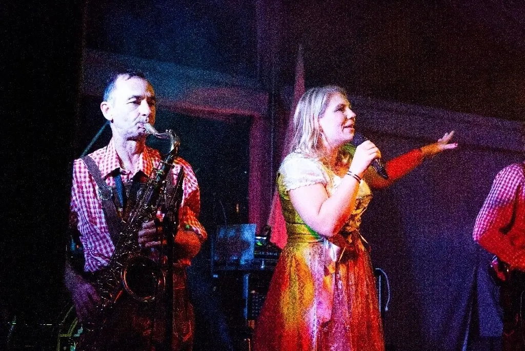 Die Band "Star Cover" machte Musik.