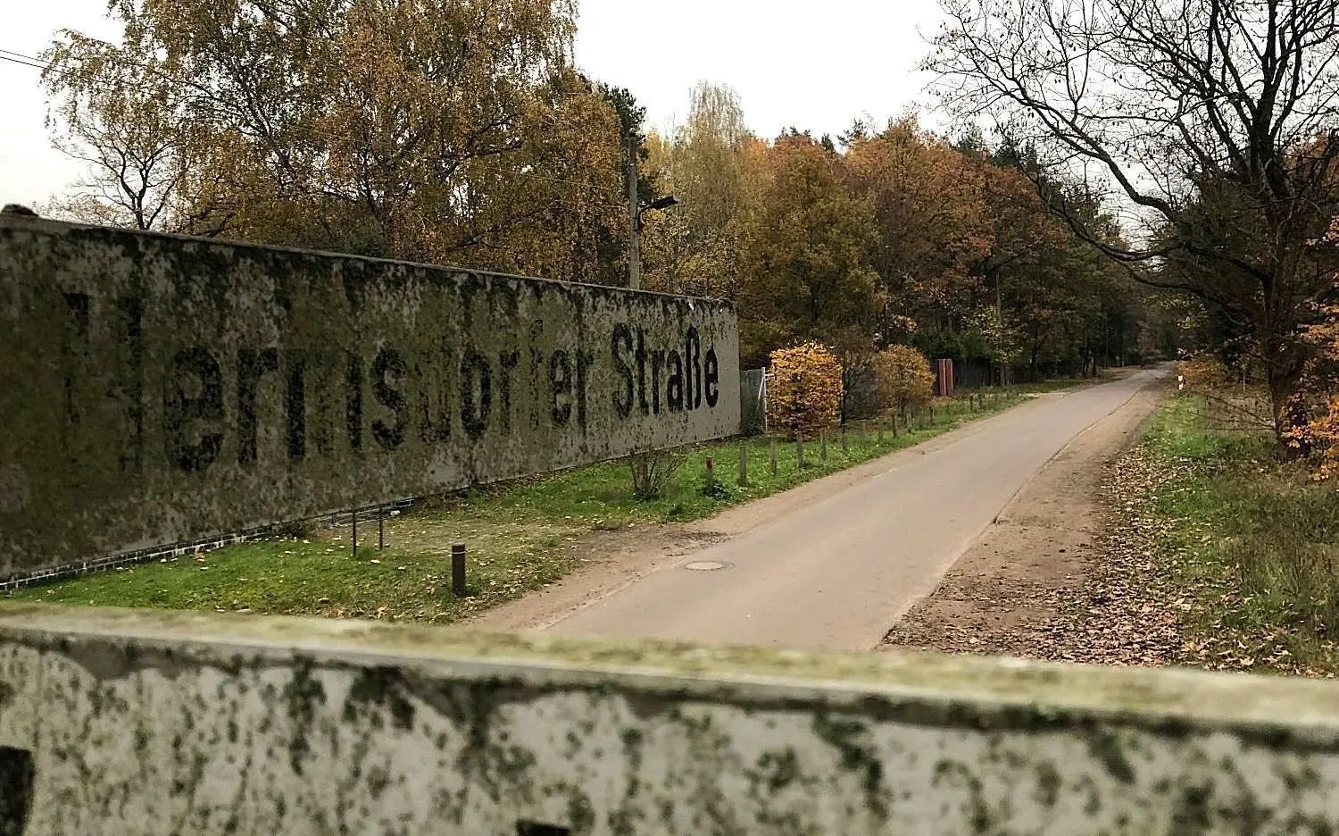 Beliebt ist die Straße bei Wanderern und Joggenden, die ins Naturschutzgebiet wollen.