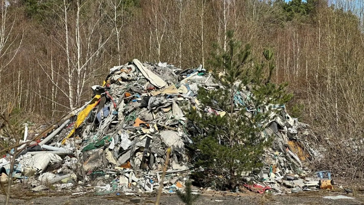 Meterhoch türmt sich der Abfall auf dem Gelände der ehemaligen Recyclingfirma: Die Beseitigung der Hinterlassenschaften der Müllmafia bereitet der Stadt Fürstenberg große Probleme.
Reste der alten Recyclingfirma in Fürstenberg Waldstraße
