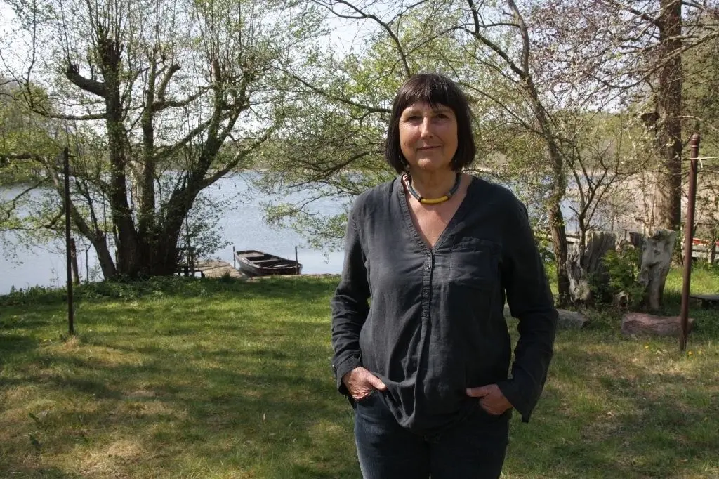Kunstpreisträgerin: die Grafikerin Elli Graetz in ihrem Garten am Dagowsee