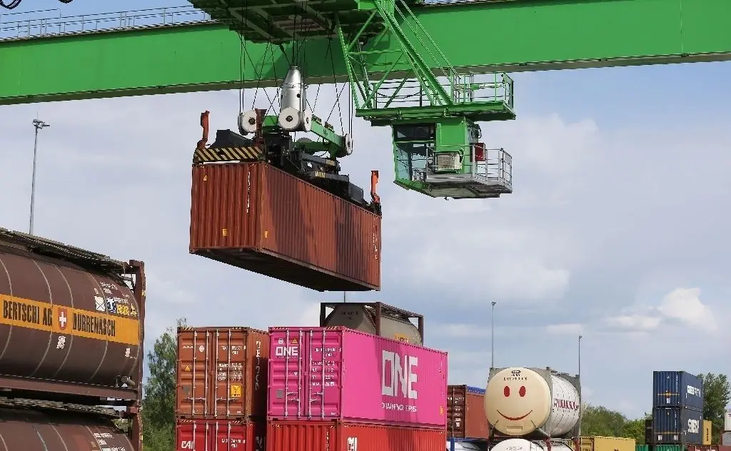 Schwere Fracht: Bis zu 41 Tonnen Last schafft der Portalkran auf dem KV-Terminal. KV heißt Kombinierter Verkehr. Weite Strecken sollen Container per Bahn reisen, die letzte Meile zum Empfänger mit dem Lkw – das ist die Idee.