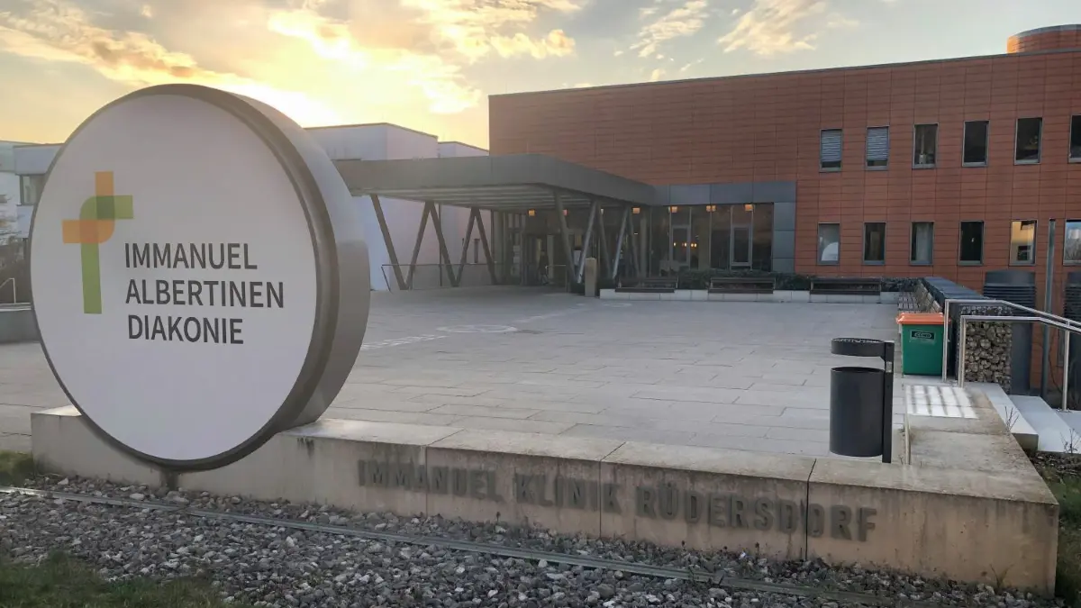 Die Immanuel Klinik Rüdersdorf ist einer der größten Arbeitgeber der Region und verantwortet als Universitätsklinikum die Ausbildung neuer Mediziner. (Archiv)
Rüdersdorf, 16.3.2020 Ungewöhliches Bild: kaum Leute vor der Klinik der Immanuel Albertinen Diakonie am Kalksee