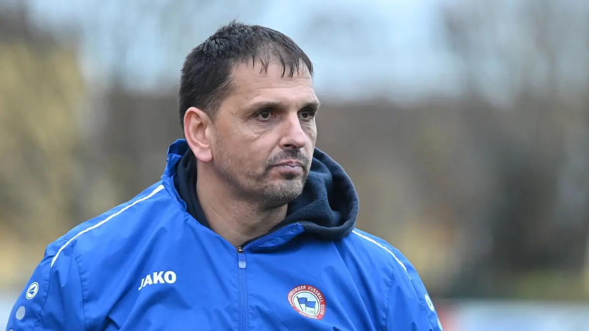 Oranienburgs Trainer Enis Djerlek ist nicht unbedingt für die Zehn-Minuten-Zeitstrafe.
Seelow Stadion, Fussball Brandenburgliga Punktspiel, Victoria Seelow - Oranienburger FC, Trainer Enis Djerlek
FOTO BENK 11.11.2023