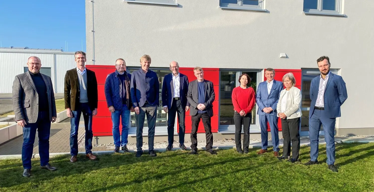 Gehen gemeinsam in die Zukunft (v.l.): Geschäftsführer Oliver Sowa und Matthias Burgstaller, Jürgen Bahr, Vertriebsleiter Beutlhauser, Geschäftsführer Dr. Thomas Burgstaller, Steffen Tetschke, Serviceleiter Beutlhauser, Andreas Israel, Vertriebsleiter gebraucht Beutlhauser, sowie Claudia Dietze, Klaus Dietze, Martina Dietze und Matthias Dietze von der L. Dietze & Sohn Fördertechnik GmbH.