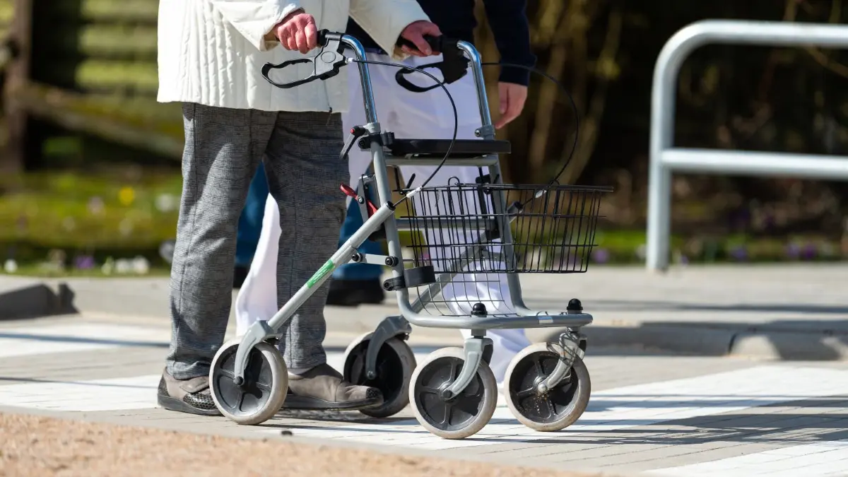 Wer mit einer Begleitung im Rollstuhl, oder mit Rollator, in Oder-Spree Kaffee trinken, Eis essen oder Essen gehen möchte, der muss genau planen. (Symbolbild)
Eine Physiotherapeutin erklärt einer Seniorin den Umgang mit dem Rollator auf dem Rollator-Parcours. Auf 300 Quadratmetern können Senioren über die Anlage rollen und dabei sicherer werden, um Stürze und Unfälle im Alltag zu vermeiden. (zu dpa: «Gruppentherapie startet auf Rollator-Parcours in Bad Bevensen») +++ dpa-Bildfunk +++
