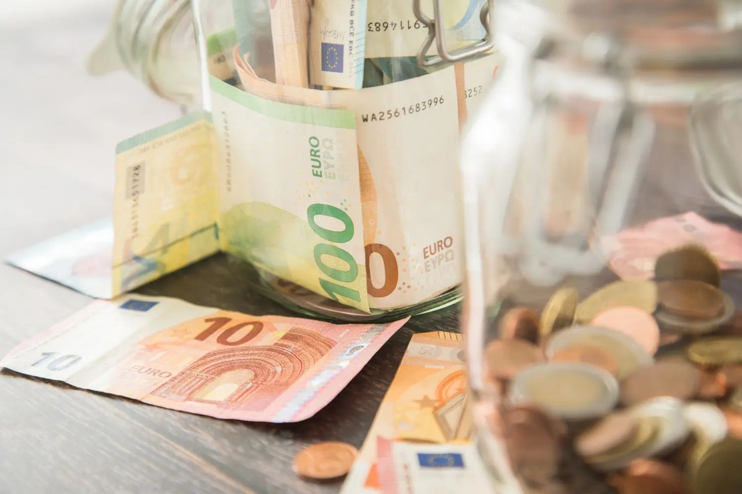 Wer im Osten arbeitet, in einer kleinen und nicht-tarifgebundenen Firma, muss für die Ferien mehr zurücklegen, weil er weniger Urlaubsgeld erhält als Beschäftigte mit Tarifgehalt.
