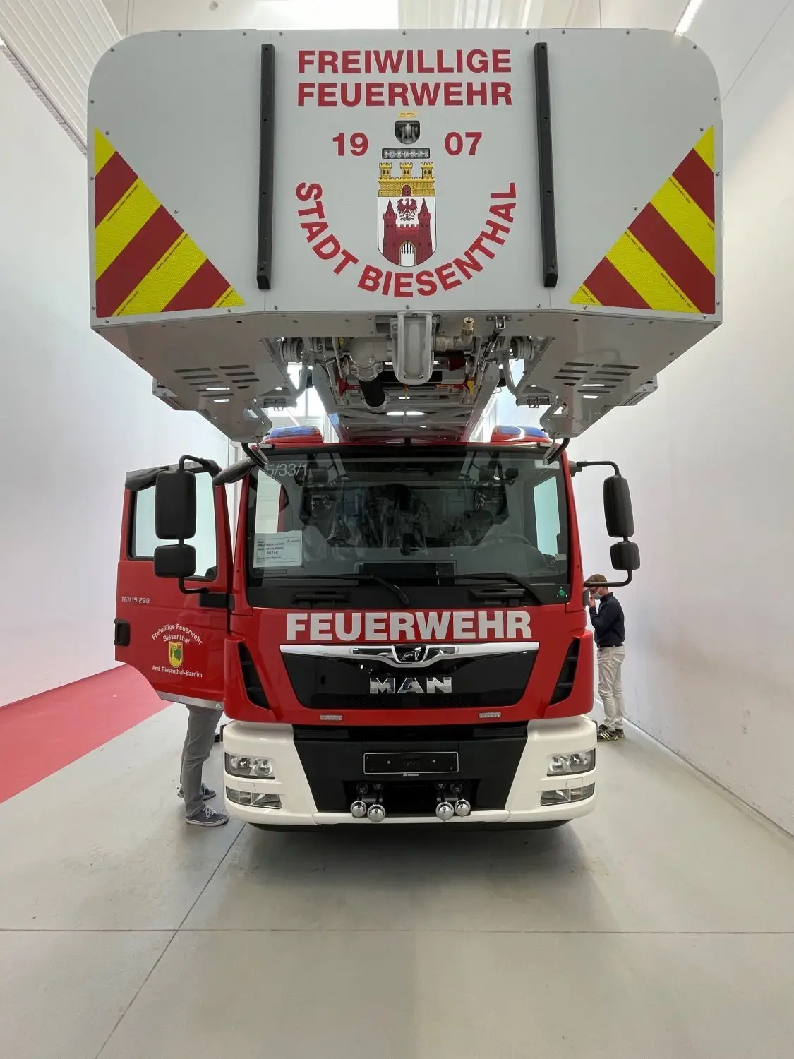 Frontansicht: In Ulm ließen sich vier Kameraden der Freiwilligen Feuerwehr Biesenthal in die technischen Details einweisen.