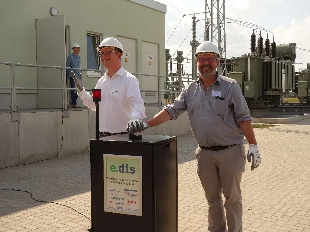Dr. Alexander Montebaur (li.) und Minister Axel Vogel hatten sichtlich Spaß beim Knopf drücken. Lichtblitze, Knallen und Funkenflug blieben, der Zuschauer dankt, aus.