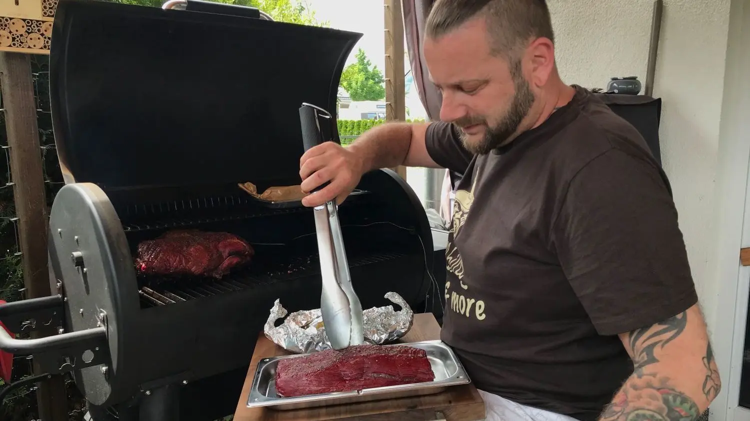 Der 44-jährige Wahlneuruppiner Marco Meyer hat vor einigen Jahren damit begonnen, unter dem Namen  "hillbilly_bbq_and_more" bei Instagram Bilder der Gerichte zu posten, die er unter anderem auf dem Grill oder im Smoker zubereitet. Inzwischen hat er mehrere Tausend Follower bei Instagram. Hauptsächlich verwendet er regionale Zutaten, vom Wagyu-Rund aus Bechlin über Kräutersalze aus Alt Ruppin bis zum Honig.
