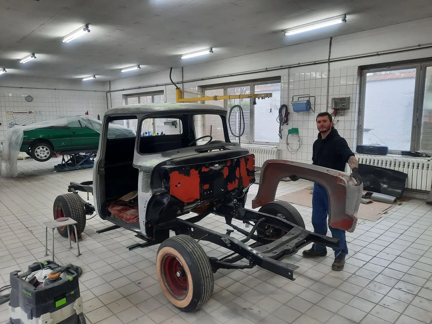 Liebhaberstück: Lackierer Christopher Scholz bereitet den Kotflügel des Ford F 100 in der Werkstatt bei Schlossers für die anstehende Grundierung vor. Zum Ende des Jahres musste dem 27-Jährigen zusammen mit einem zweiten Gesellen gekündigt werden. Die Restaurierung des Oldtimers ist einer seiner letzten Aufträge ...