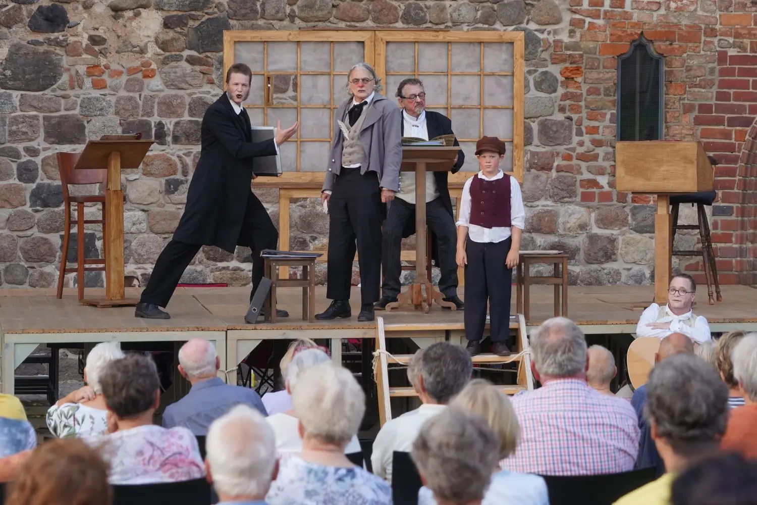 Naturkatstrophen und Profitjagd finden in Angermünde eine Bühne: Das Sommertheater der AG Historischen Stadtkerne mit dem theater 89 widmet sich hoch aktuellen und brisanten Themen.
