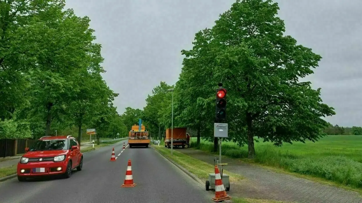 Sorgt für Staus und Verzögerungen: Baustellenampel in Altglietzen – nicht die einzige zwischen Schiffmühle und Hohenwutzen.