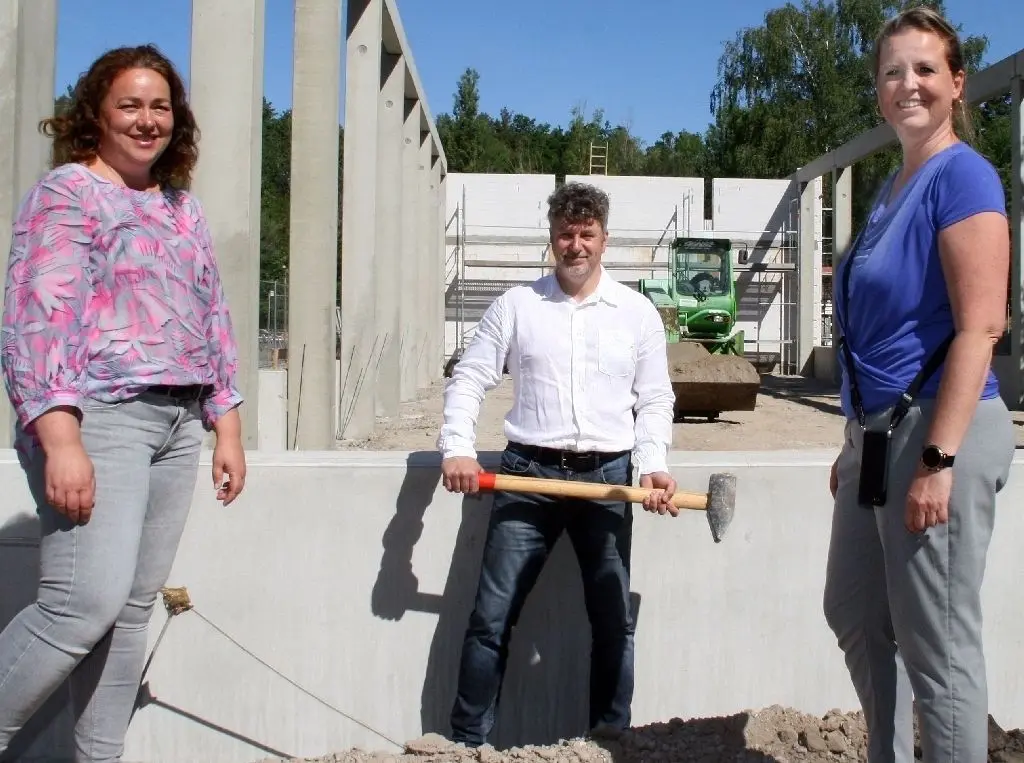 Am Bau: Hochbauplanerin Melanie Rücker und Denis Rücker mit Sandra Ponesky vom Wasserverband Strausberg–Erkner (v. l.)