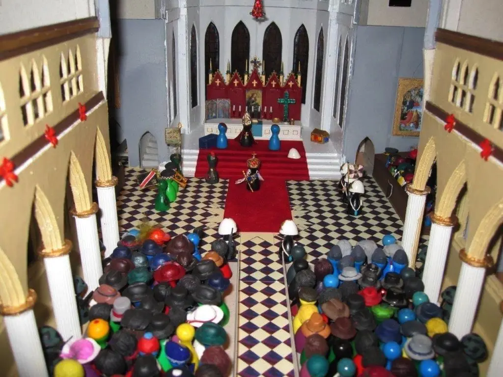 In der Kathedrale von Canterbury wird die Krönung vorgenommen. Das will sich keine Halmafigur entgehen lassen.