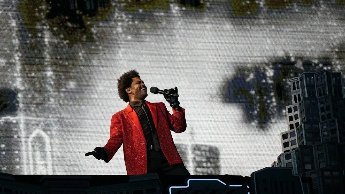 The Weeknd spielte in der Halbzeitshow beim Super Bowl LV. Von OP bis Tour – alle Infos zum Sänger findet ihr hier.
08.02.2021, USA, Tampa: American Football: Profiliga NFL, Tampa Bay Buccaneers - Kansas City Chiefs, Play-off-Runde, Super Bowl: Der kanadische Rapper The Weeknd tritt während der Halbzeitshow auf. Foto: David J. Phillip/AP/dpa +++ dpa-Bildfunk +++