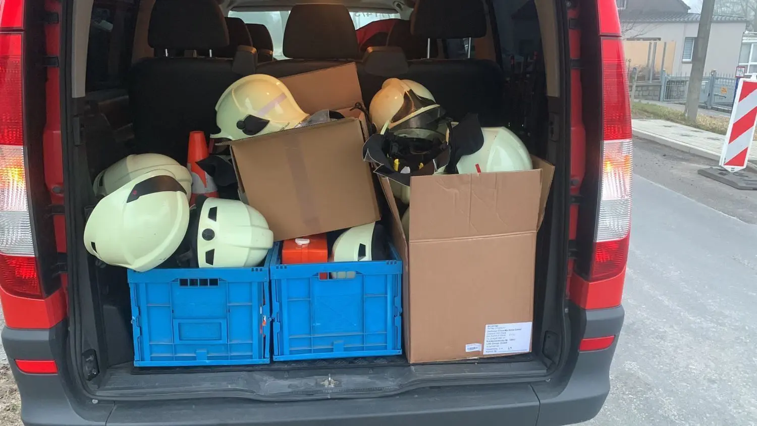 Neben einem voll gefüllten Gerätewagen Nachschub fuhr noch ein kleiner Wagen mit, um all die Spenden an ihren Bestimmungsort bringen zu können. 