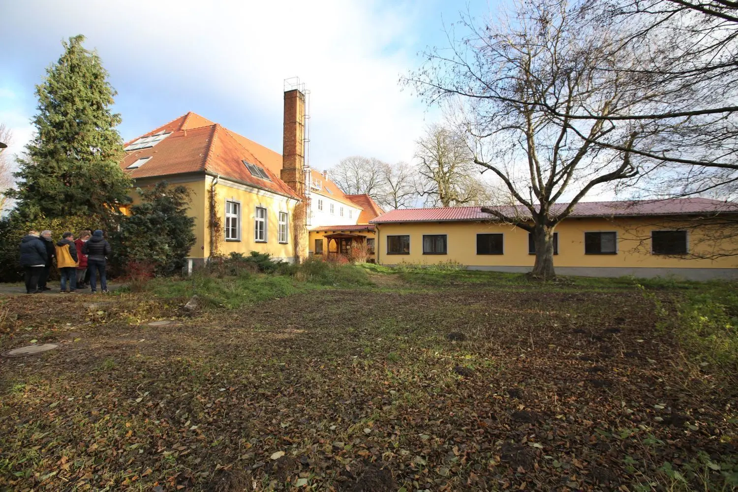 Platz für Hochbeete und vieles mehr: Der Anbau am Haupthaus soll komplett für Kitazwecke umgebaut werden. Draußen ist reichlich Fläche vorhanden.