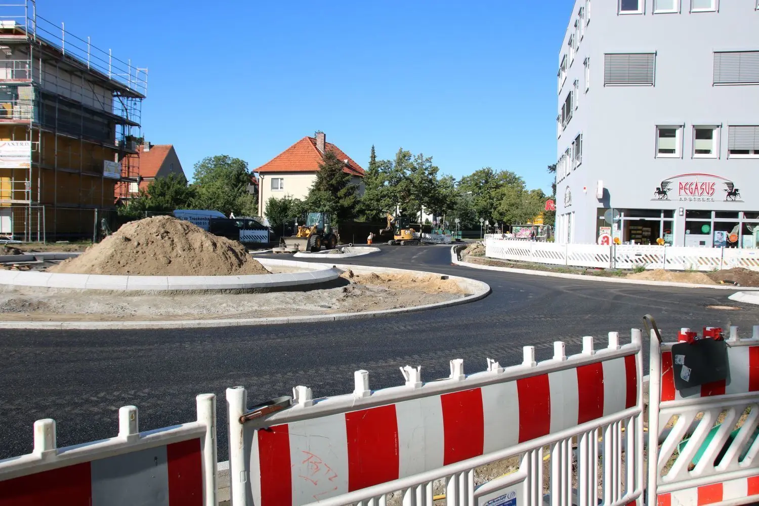 Der Bau des Kreisverkehrs Dallgower- Ecke Schwartzkopffstraße geht ebenfalls schnell voran. Er ist mit dem Bau des anderen Kreisverkehrs koordiniert.