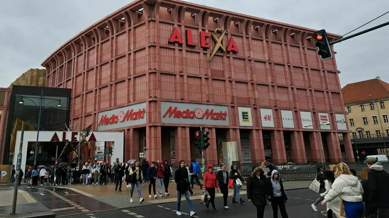 Trotz seiner umstrittenen Betonhülle gilt das Alexa am Berliner Alexanderplatz als eine der erfolgreichsten Shoppingmalls Deutschlands.