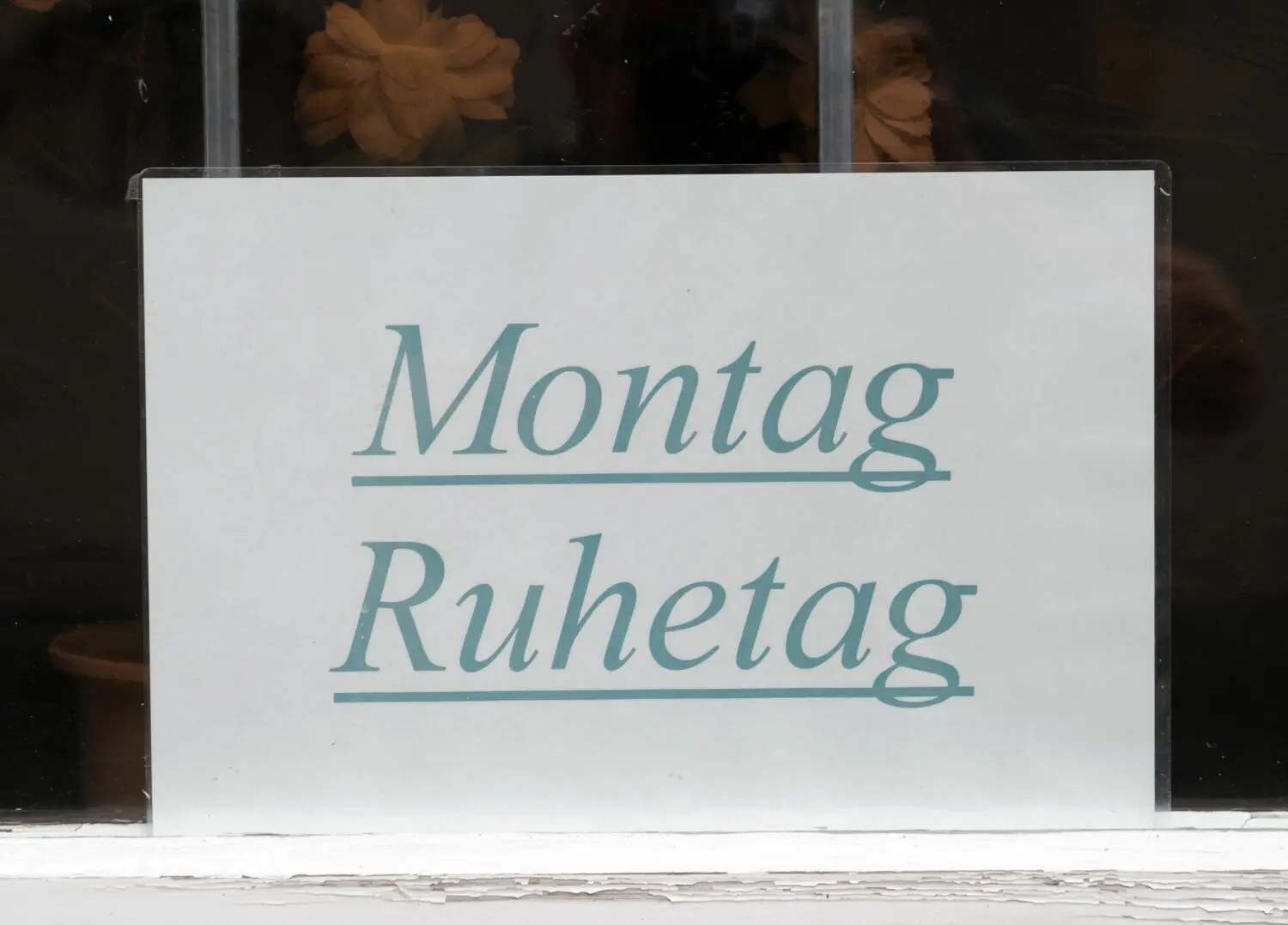 Noch ist es eine kleine Minderheit an Möbelhäusern, die mitmacht. Andere Ketten im Handel kürzen die Öffnungszeiten.