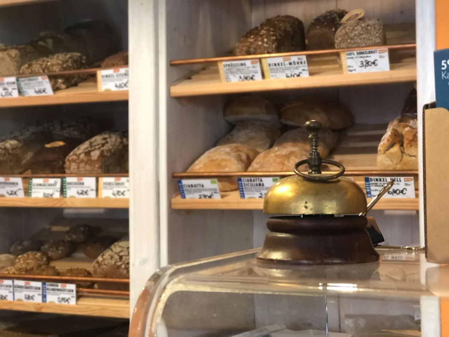 Bio-Brot und Bio-Brötchen stehen hoch im Kurs – manche kommen vor allem deshalb in den Bioladen.