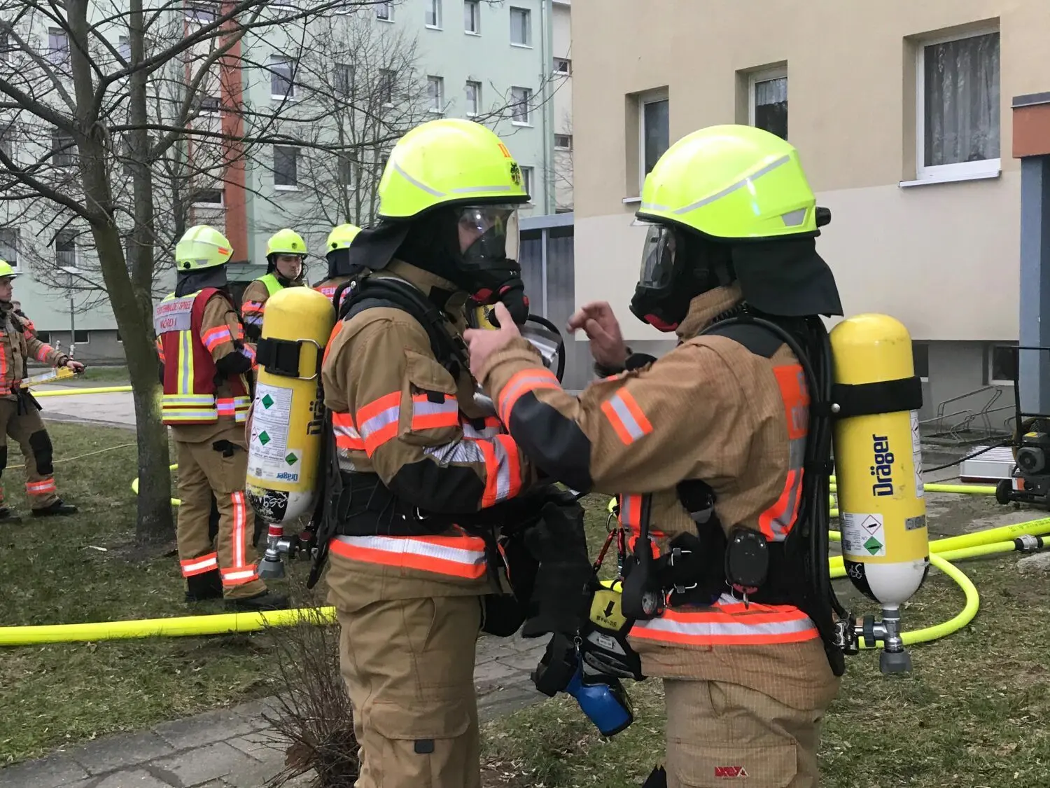 Gefährlicher Job: Atemschutzgeräteträger der Feuerwehr bereiten sich beim Gebäudebrand im Paul-Frost-Ring auf ihren Einsatz vor.