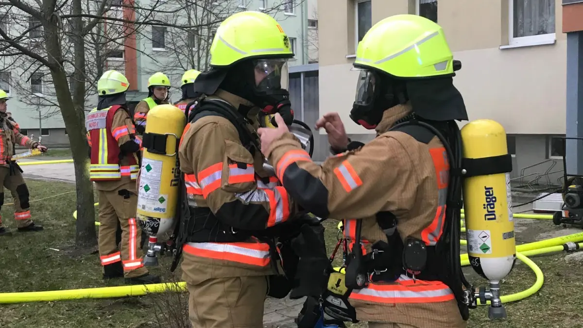 Gefährlicher Job: Atemschutzgeräteträger der Feuerwehr bereiten sich beim Gebäudebrand im Paul-Frost-Ring auf ihren Einsatz vor.
Gefährlicher Job: Atemschutzgeräteträger bereiten sich auf ihren Einsatz vor.