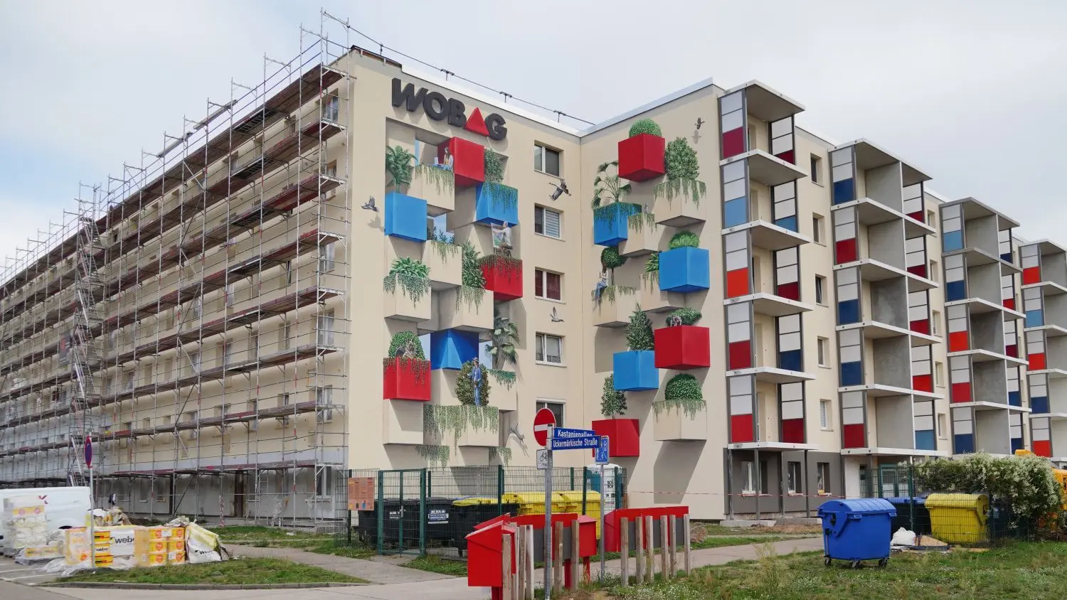 Auch die Ecke Uckermärkische Straße/Kastanienallee kann sich schon sehen lassen. Im Zuge der Fassadensanierung erhalten die Gebäude unter anderem auch neue Balkone.