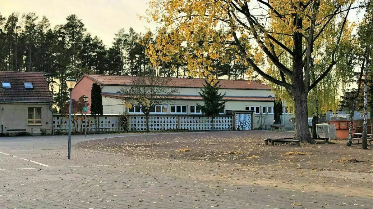 Die Schulsporthalle in Britz auf dem Gelände der Max-Kienitz-Schule. Der Schulsport war von der vorübergehenden Sperrung nicht betroffen.
Die Schulsporthalle in Britz auf dem Gelände der Max-Kienitz-Schule. Vorläufig muss der Betrieb für Vereine, Sportgruppen und Privatpersonen eingestellt werden. Der Schulsport ist nicht betroffen.