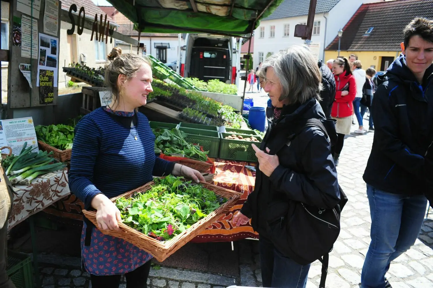 Regionaltag Biesenthal: Michele Thuß (l.) bringt frische Kräuter und Salate unter die Leute.