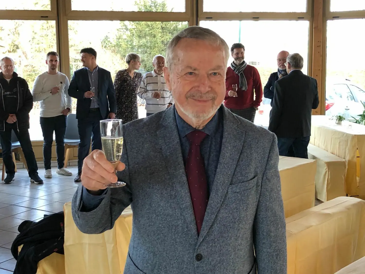Prost! Mit einem Glas Sekt hat Uwe Lambeck auf seinen 80. Geburtstag mit der Familie, der Belegschaft des Bergfelder Autohauses, Freunden und Kunden sowie auf seinen Abschied aus der Geschäftsführung angestoßen.