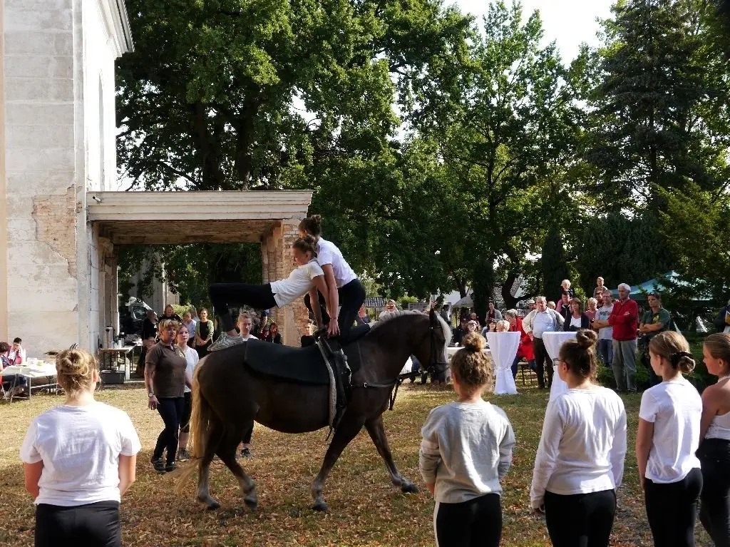 Hoch zu Ross: Bei der Eröffnung von Natur-Kultur am Herrenhaus in Heinersdorf zeigten die Mädchen vom Reit- und Fahrverein Gutshof Behlendorf eine begeisternde Voltigier-Show.