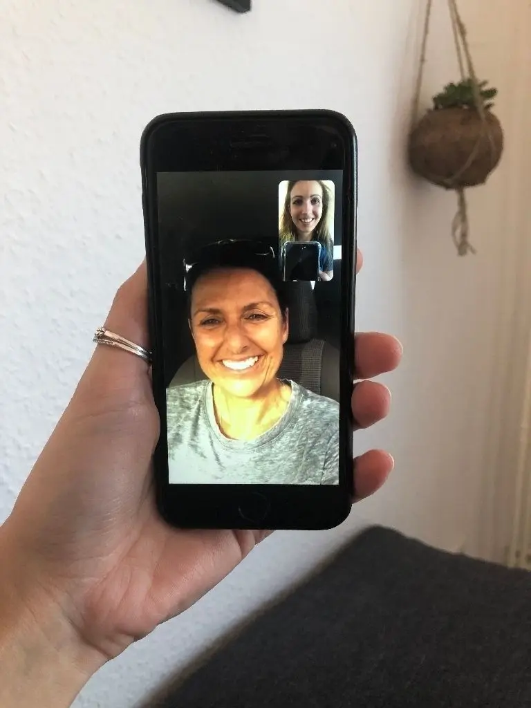 Virtuell nach Australien: Beim Anruf nimmt Carlene das Gespräch im Auto an.