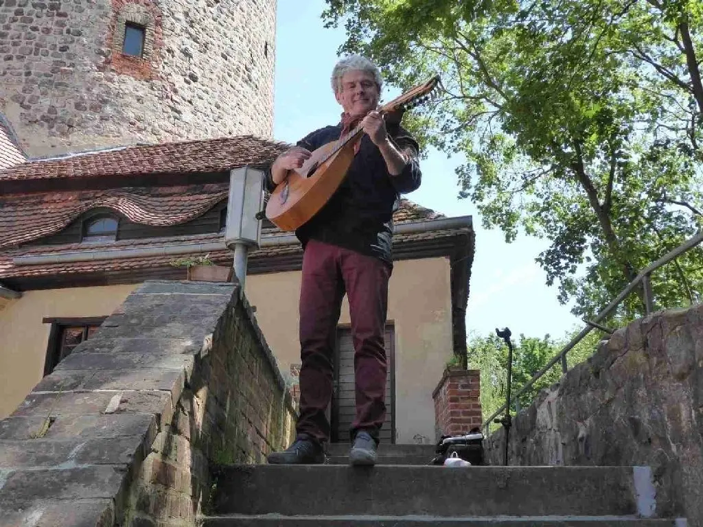 Rabenstein Rabe Ralf der Rabe auf Burg Rabenstein: Künstler: Überleben und Alternativen ...