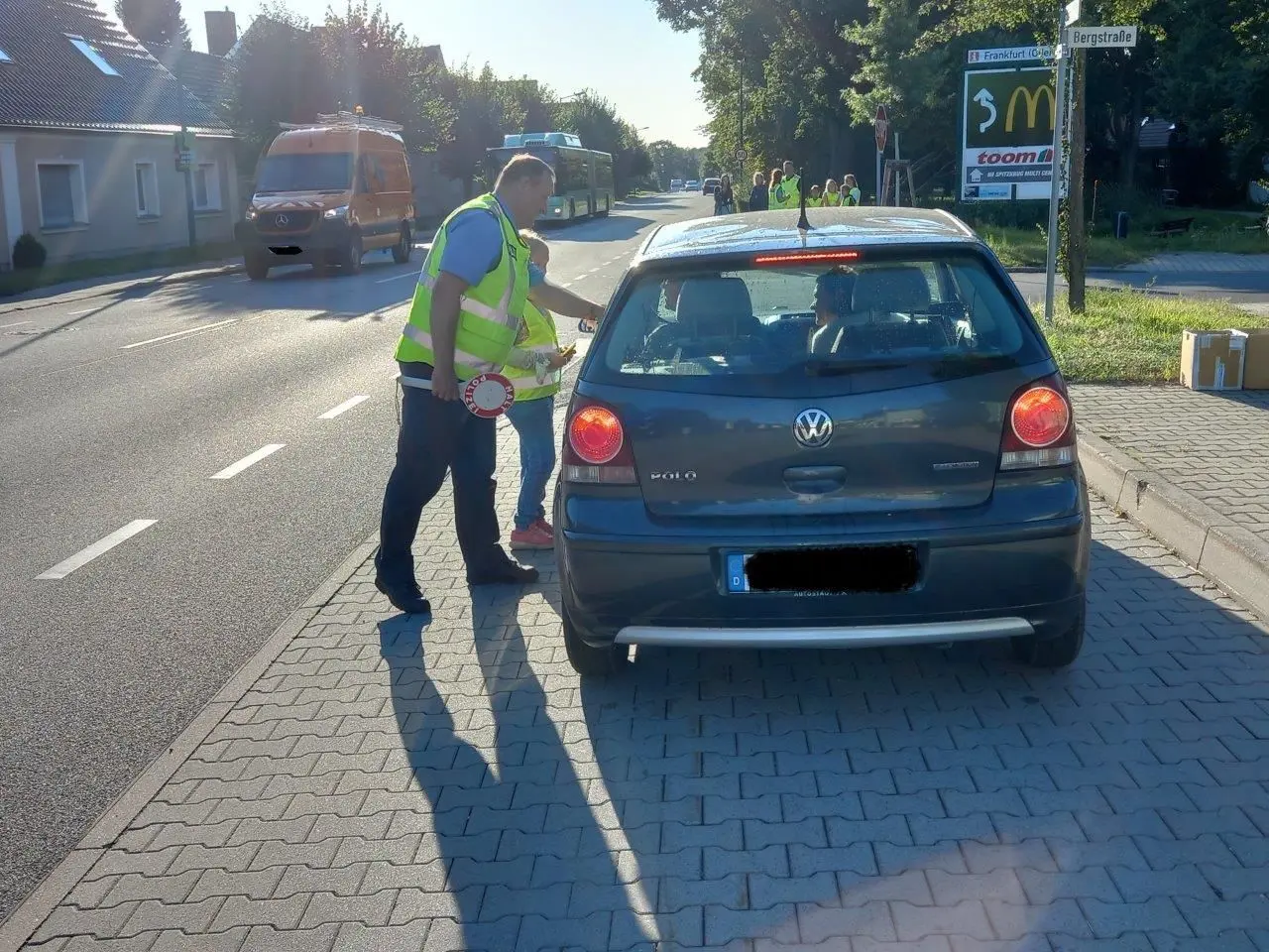 Die Polizei in Ostbrandenburg kontrollierte mithilfe von Schülerinnen und Schülern die Geschwindigkeit von Fahrzeugen an für Tempo 30 ausgewiesenen Straßen an Schulen.