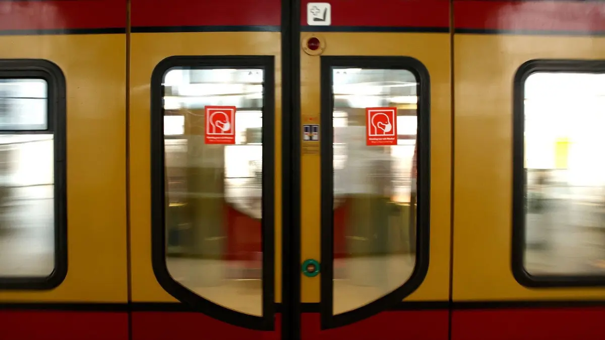 In Strausberg entgleist: Ein Zug der S-Bahnlinie 5 ist am 2. Dezember von den Schienen abgekommen. Die Bundespolizei sucht noch nach den Tätern. (Symbolbild)
Rote Schilder weisen auf der S-Bahn Tür auf die Pflicht zum Tragen einer Maske hin. Noch steht nicht ganz fest, ab wann 3G in Bussen und Bahnen gilt. Die Bundesregierung geht von Mittwoch aus. +++ dpa-Bildfunk +++