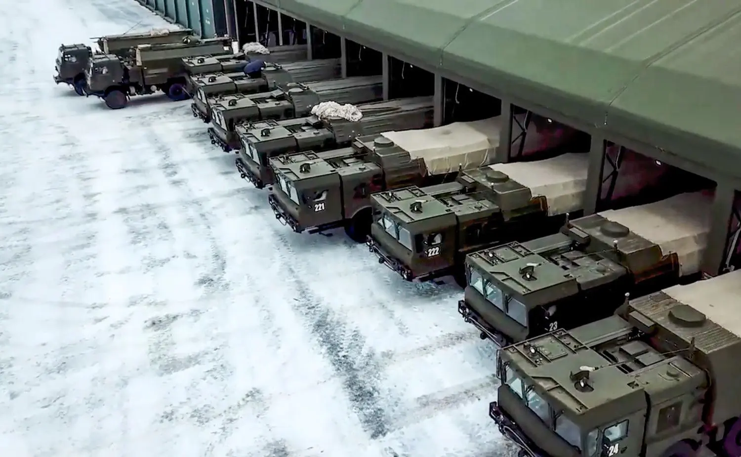 Iskander-Raketensysteme und Militärfahrzeuge der russischen Armee fahren zu einer Militärübung.