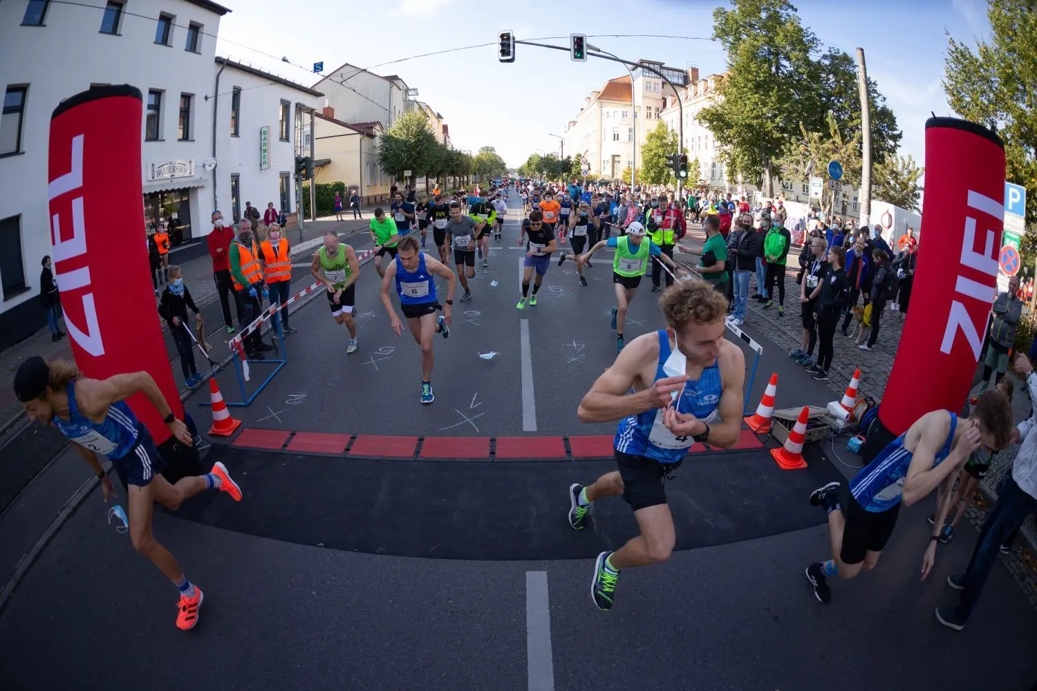 Start zum Hauptlauf der Männer über die 9,2 Kilometer.