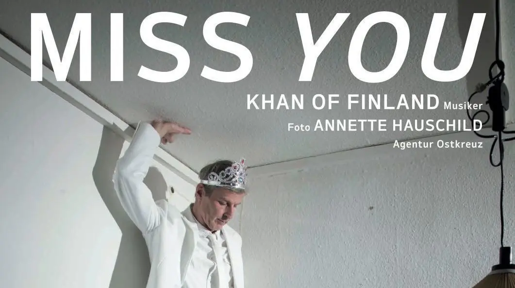 Plakat der Serie Miss you, Porträt von Khan of Finland, Musiker und DJ