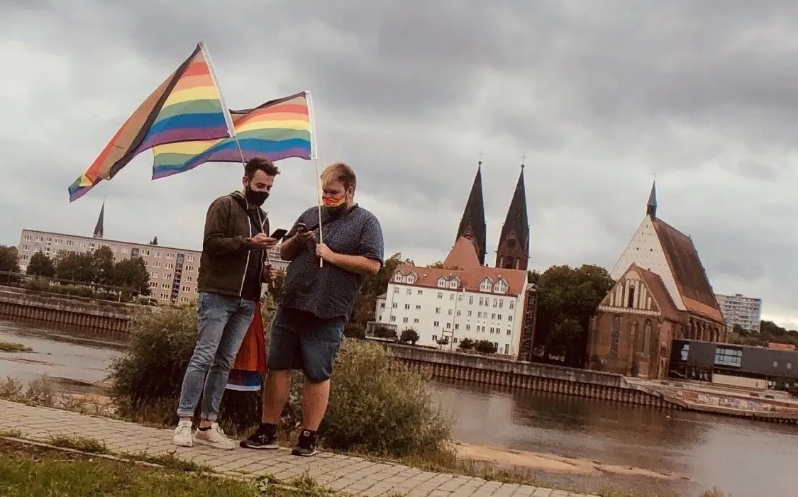 Die Situation für queere Menschen in Polen ist nicht einfach. Viele polnische Gemeinden haben sich zu sogenannten „LGBT-ideologiefreien Zonen“ erklärt, also zu offen homophoben Zonen. In Hohen Neuendorf wollen die Grünen darüber aufklären.