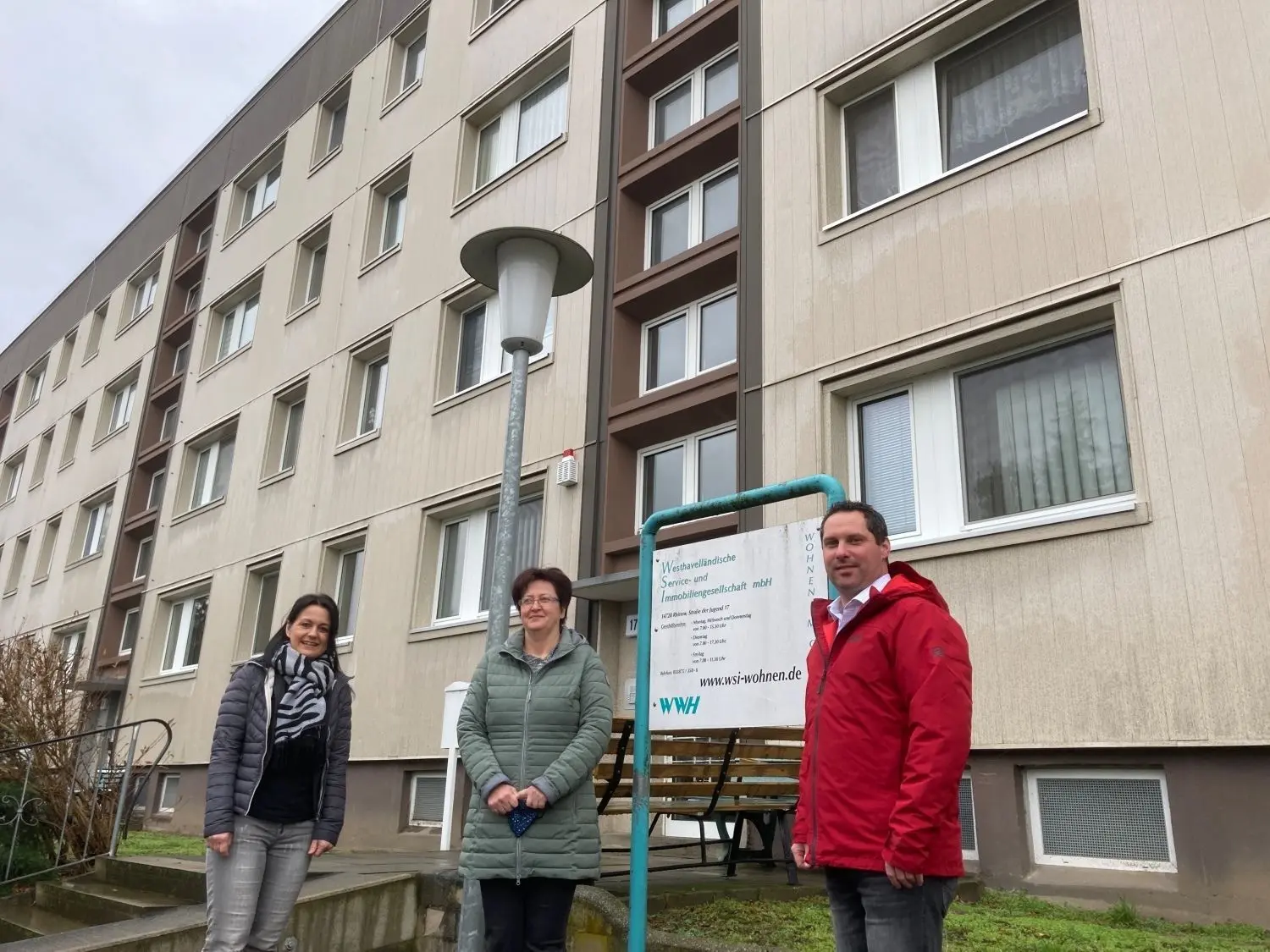 Am Unternehmenssitz in der Straße der Jugend 17 in Rhinow: Geschäftsführerin Melanie Kolbatsch (mi.) mit Aufsichtsratschefin Ilka Lenke und WSI-Mitarbeiter Stefan Schneider.