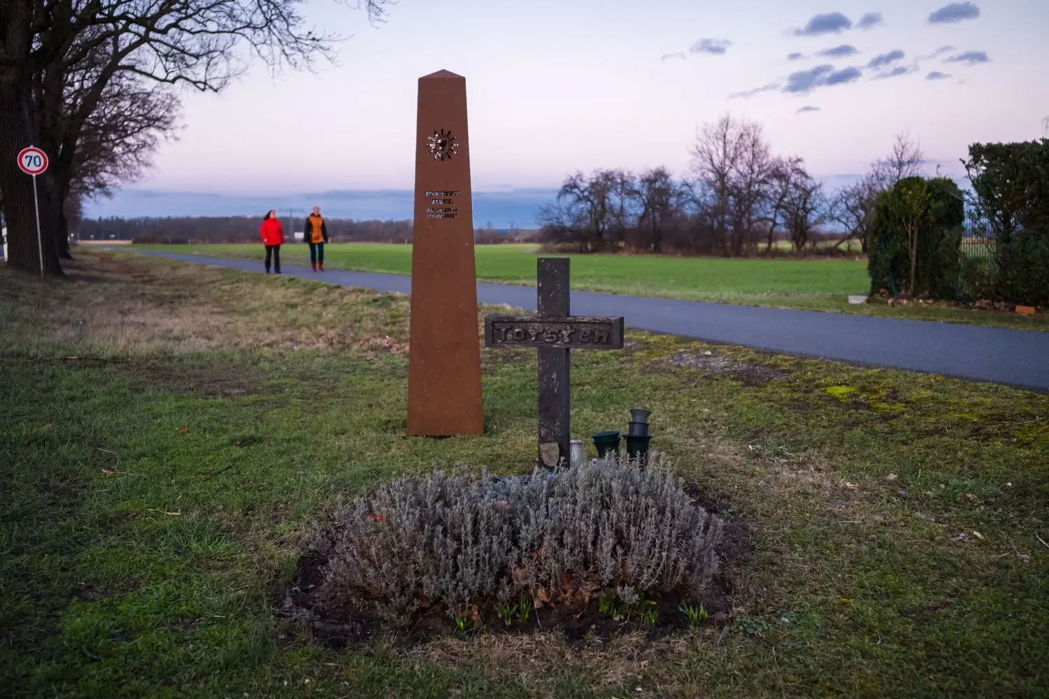 Ein Kreuz und eine Stele befinden sich an der Stelle, an der Jan G. vor fünf Jahren zwei Polizisten getötet hat. Am 28. Februar 2022 findet um 13 Uhr ein Gedenkgottesdienst im Dom zu Fürstenwalde statt.